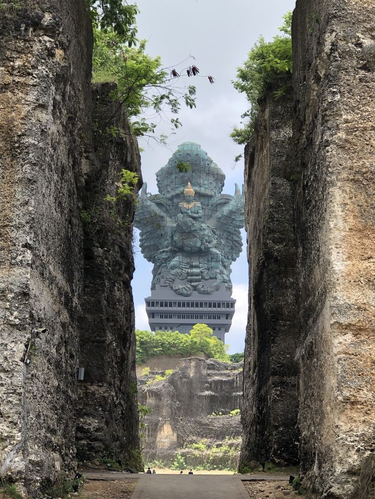 Garuda Wisnu Kencana – سائق باليني